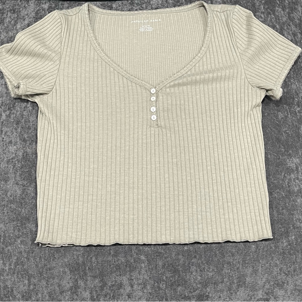 Cropped Button Olive Green Tee